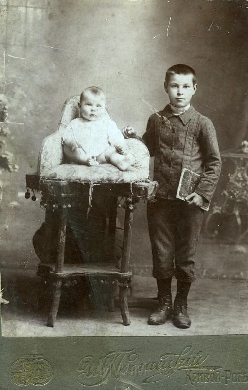 KKE 2068.jpg - Fot. Rodzina Żakiewicz. Od prawej: Stanisław Żakiewicz – tata Łucji Jaczewskiej (z domu Żakiewicz) z bratem, Krzywy Róg, 1915 r.